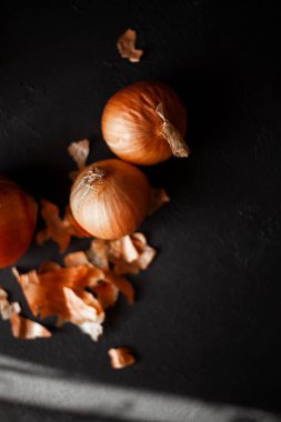Arka planda siyah beton bir fiyonk. Üç soğan..