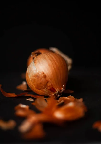 Arka planda siyah beton bir fiyonk. Üç soğan..