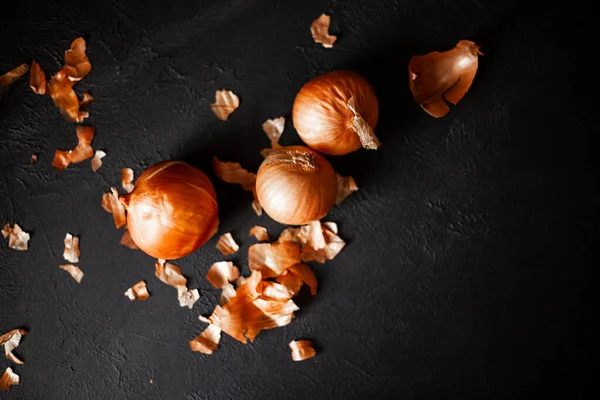 Arka planda siyah beton bir fiyonk. Üç soğan..