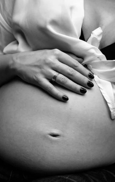 Schwangere Frau Hält Bauch Mit Der Hand Schwarz Weiß Fotografierung — Stockfoto