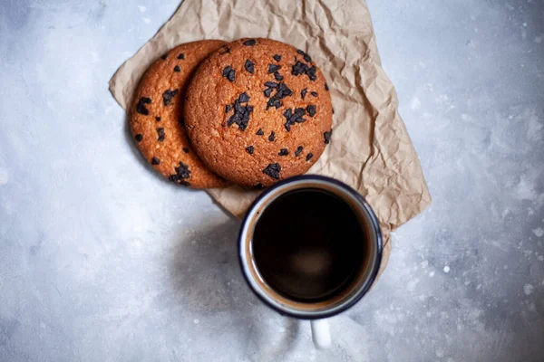 Dwa Duże Ciasteczka Filiżanka Kawy Jasnym Betonowym Tle Cookies Czekoladą — Zdjęcie stockowe