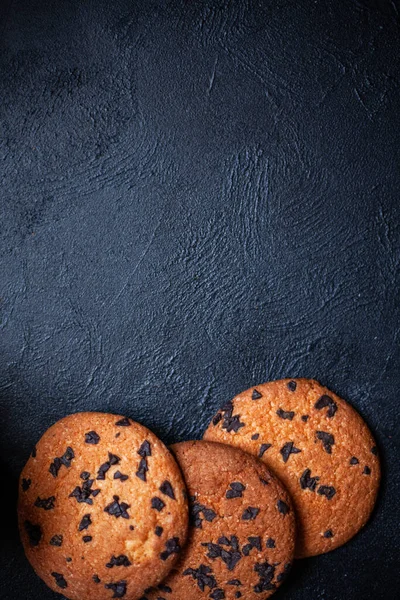 Trzy Duże Ciasteczka Czarnym Betonowym Tle Cookies Czekoladą Obraz Napisu — Zdjęcie stockowe