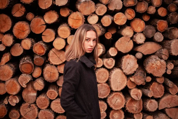 나무로 Logs Girl 배경에 아름다운 Fme Girl Center Frame Girl — 스톡 사진