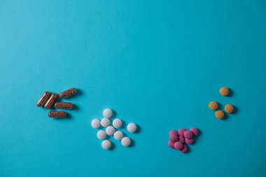 Mavi arka planda tıbbi ilaçlar. Düz çizgi