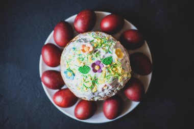 Fotoğraftaki Paskalya ve yumurtalar. Ukrayna 'da masa ayırttım. Sıcak hamur işleri. Bir yazı için fotoğraf.