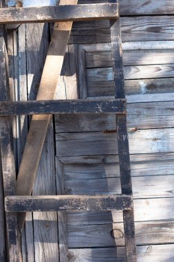 Ahşap arka. Tahta merdiven. Açık havada ışık ağacı.