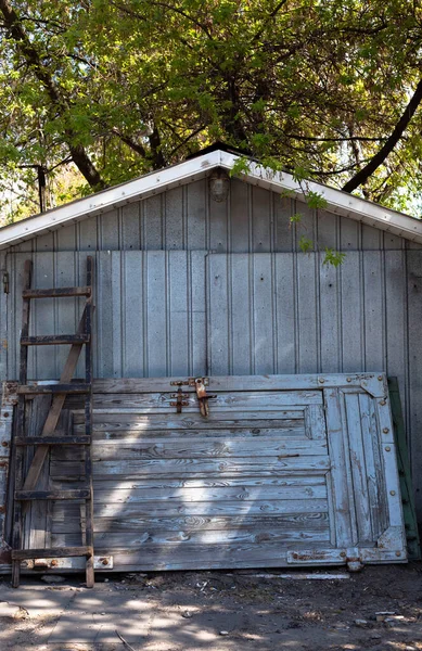 Träträd Med Ett Rostigt Lås Gröna Träd Järngarage Trätrappa Solens — Stockfoto