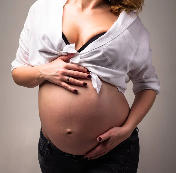 Mulher Grávida Vestido Mantém Mãos Barriga Fundo Branco Gravidez Maternidade — Fotografia de Stock