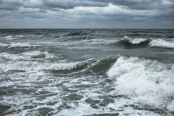 Kara bulutlar ve Odessa 'daki Karadeniz' deki bir fırtına sırasında deniz dalgalarının çarpması. Sanat fotoğrafı. 