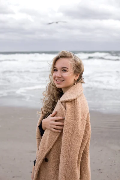 Foto Outono Atirar Pelo Mar Com Uma Menina Bonita Menina — Fotografia de Stock