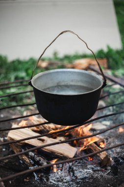 Yemek pişirme süreci. Kazıkta çorba pişirmek.
