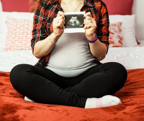 Een Zwangere Vrouw Zit Het Bed Het Meisje Houdt Een — Stockfoto