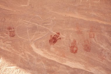 Mısır 'daki kanyon duvarında el izleri var.