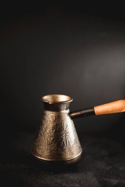 Turk, arka planda kahve demlediği için. Metnin için kopyalama alanı olan üst görünüm. 