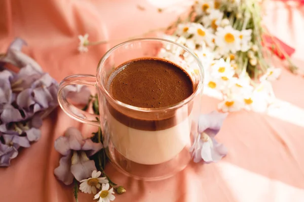 Sabrosa Taza Café Sobre Fondo Pastel Ramo Manzanillas Día Soleado — Foto de Stock