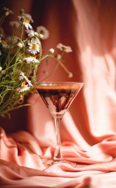 Pembe üzerine kahve ve bir buket papatya, ipek kumaş. Lezzetli bir içecek. Çiçek açan yaban çiçeği, papatya, papatya, reçine ya da papatya. Bilinen adıyla İtalyan Camomilla, Alman.