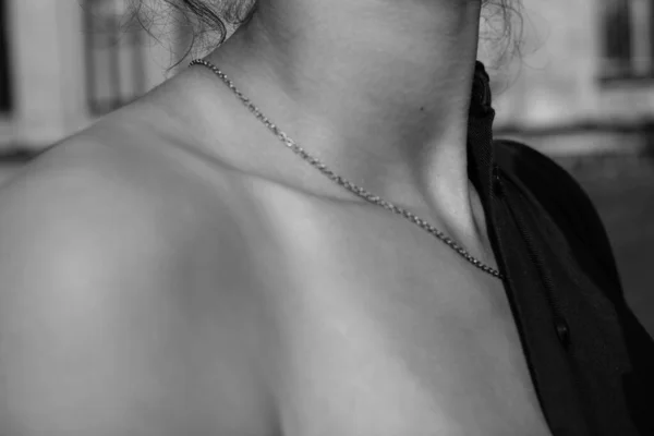 Kadın Boynuna Omuzlarına Doğal Güzellik Derisi Siyah Beyaz Fotoğraf — Stok fotoğraf