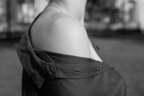 女人脖子和肩膀的特写自然美丽的皮肤 黑白照片 — 图库照片