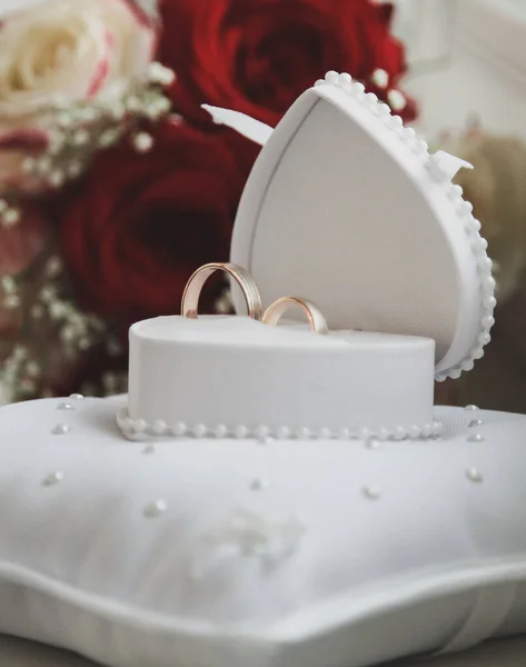 Svatební Prsteny Zblízka Bílé Krabici Pozadí Kytice Nevěst Růží Krabice — Stock fotografie
