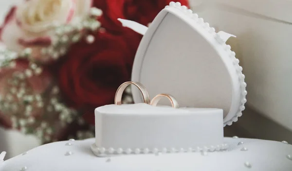 Los Anillos Boda Cierran Una Caja Blanca Fondo Ramo Novias — Foto de Stock