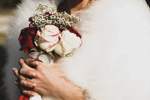 Nevěsta Drží Kytici Rukou Blízkosti Svatebního Oblouku Bílé Šaty Krásná — Stock fotografie