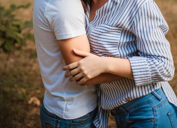 Abrazos Suaves Una Pareja Enamorada Naturaleza —  Fotos de Stock