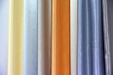 Renkli kumaş kadın ve erkekler için giysi her türlü tasarlamak için kullanılır, o tuval veya pamuk ve hatta ipek giysiler için uygun olabilir.