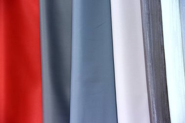 Renkli kumaş kadın ve erkekler için giysi her türlü tasarlamak için kullanılır, o tuval veya pamuk ve hatta ipek giysiler için uygun olabilir.