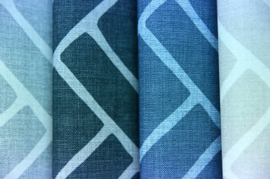 Renkli kumaş kadın ve erkekler için giysi her türlü tasarlamak için kullanılır, o tuval veya pamuk ve hatta ipek giysiler için uygun olabilir.