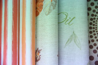 Renkli kumaş kadın ve erkekler için giysi her türlü tasarlamak için kullanılır, o tuval veya pamuk ve hatta ipek giysiler için uygun olabilir.