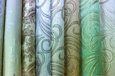 Renkli kumaş kadın ve erkekler için giysi her türlü tasarlamak için kullanılır, o tuval veya pamuk ve hatta ipek giysiler için uygun olabilir.