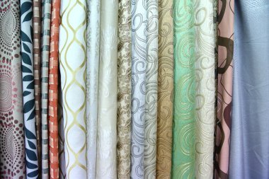 Renkli kumaş kadın ve erkekler için giysi her türlü tasarlamak için kullanılır, o tuval veya pamuk ve hatta ipek giysiler için uygun olabilir.