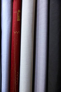 Renkli kumaş kadın ve erkekler için giysi her türlü tasarlamak için kullanılır, o tuval veya pamuk ve hatta ipek giysiler için uygun olabilir.