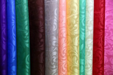 Renkli kumaş kadın ve erkekler için giysi her türlü tasarlamak için kullanılır, o tuval veya pamuk ve hatta ipek giysiler için uygun olabilir.