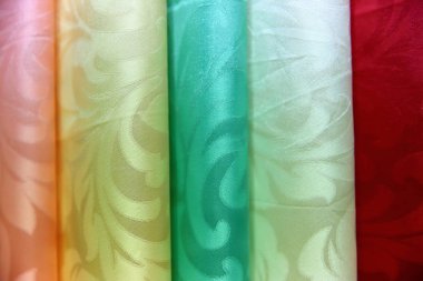 Renkli kumaş kadın ve erkekler için giysi her türlü tasarlamak için kullanılır, o tuval veya pamuk ve hatta ipek giysiler için uygun olabilir.