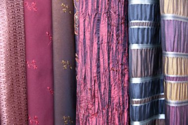 Renkli kumaş kadın ve erkekler için giysi her türlü tasarlamak için kullanılır, o tuval veya pamuk ve hatta ipek giysiler için uygun olabilir.