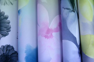 Renkli kumaş kadın ve erkekler için giysi her türlü tasarlamak için kullanılır, o tuval veya pamuk ve hatta ipek giysiler için uygun olabilir.