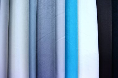 Renkli kumaş kadın ve erkekler için giysi her türlü tasarlamak için kullanılır, o tuval veya pamuk ve hatta ipek giysiler için uygun olabilir.