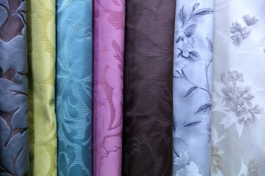 Renkli kumaş kadın ve erkekler için giysi her türlü tasarlamak için kullanılır, o tuval veya pamuk ve hatta ipek giysiler için uygun olabilir.