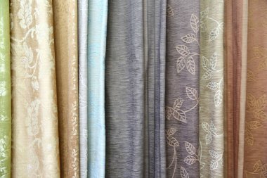 Renkli kumaş kadın ve erkekler için giysi her türlü tasarlamak için kullanılır, o tuval veya pamuk ve hatta ipek giysiler için uygun olabilir.