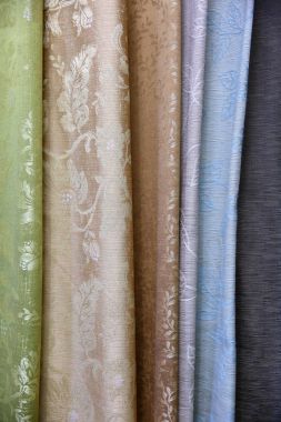 Renkli kumaş kadın ve erkekler için giysi her türlü tasarlamak için kullanılır, o tuval veya pamuk ve hatta ipek giysiler için uygun olabilir.