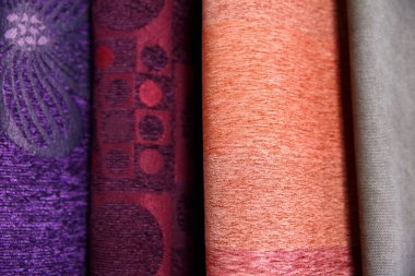 Renkli kumaş kadın ve erkekler için giysi her türlü tasarlamak için kullanılır, o tuval veya pamuk ve hatta ipek giysiler için uygun olabilir.