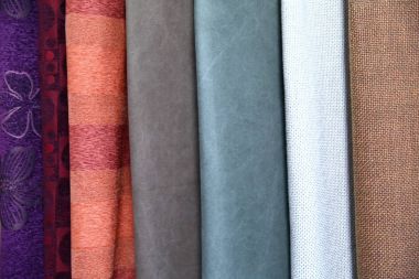 Renkli kumaş kadın ve erkekler için giysi her türlü tasarlamak için kullanılır, o tuval veya pamuk ve hatta ipek giysiler için uygun olabilir.