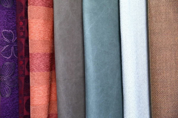 Renkli kumaş kadın ve erkekler için giysi her türlü tasarlamak için kullanılır, o tuval veya pamuk ve hatta ipek giysiler için uygun olabilir.