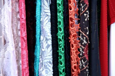 Renkli kumaş kadın ve erkekler için giysi her türlü tasarlamak için kullanılır, o tuval veya pamuk ve hatta ipek giysiler için uygun olabilir.