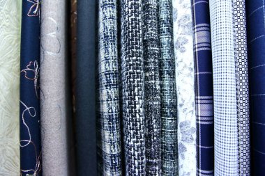 Renkli kumaş kadın ve erkekler için giysi her türlü tasarlamak için kullanılır, o tuval veya pamuk ve hatta ipek giysiler için uygun olabilir.