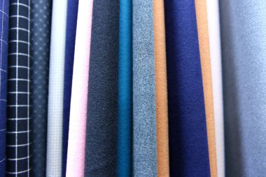 Renkli kumaş kadın ve erkekler için giysi her türlü tasarlamak için kullanılır, o tuval veya pamuk ve hatta ipek giysiler için uygun olabilir.