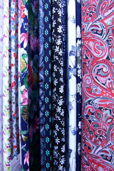Kolorowe Tkaniny Jest Używany Projektowania Różnego Rodzaju Ubrania Dla Kobiet — Zdjęcie stockowe
