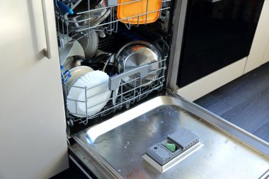 Bir bulaşık makinesi bulaşık ve çatal bıçak takımı için zaman ve para kazandırır ve bulaşık yıkama şimdi bir zevk ve değil bir zorunluluk.