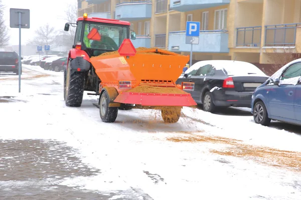 Tractor Con Remolque Automático Para Esparcir Arena Por Las Carreteras — Foto de Stock